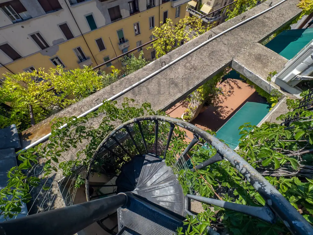 Attico via Mangiagalli 5 MIlano - dettaglio scala lastrico solare